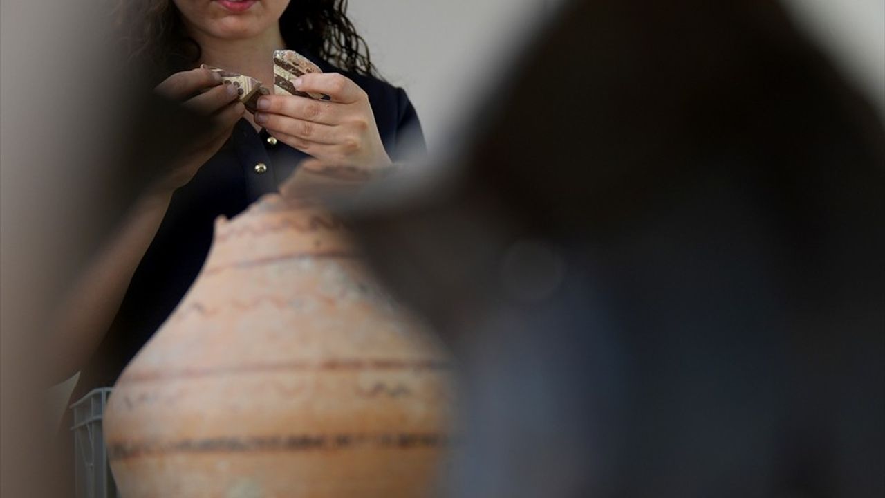 İzmir'deki Smyrna Höyüğü Kazıları Devam Ediyor