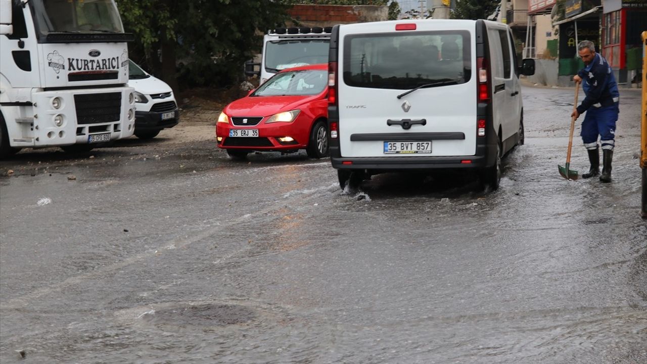 İzmir'deki Su Borusu Patlağı Mahallede Tepki Yaratıyor