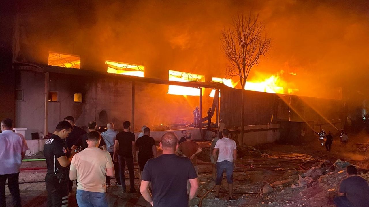 İzmir Gaziemir'de Mobilya Fabrikasında Yangın Çıktı