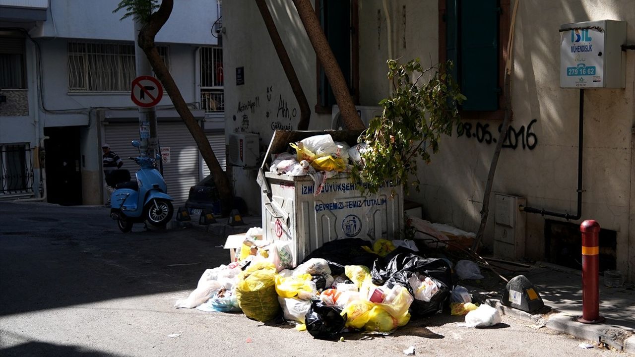 İzmir'in Karşıyaka ve Konak İlçelerinde Çöp Sorunu Tepkilere Yol Açıyor