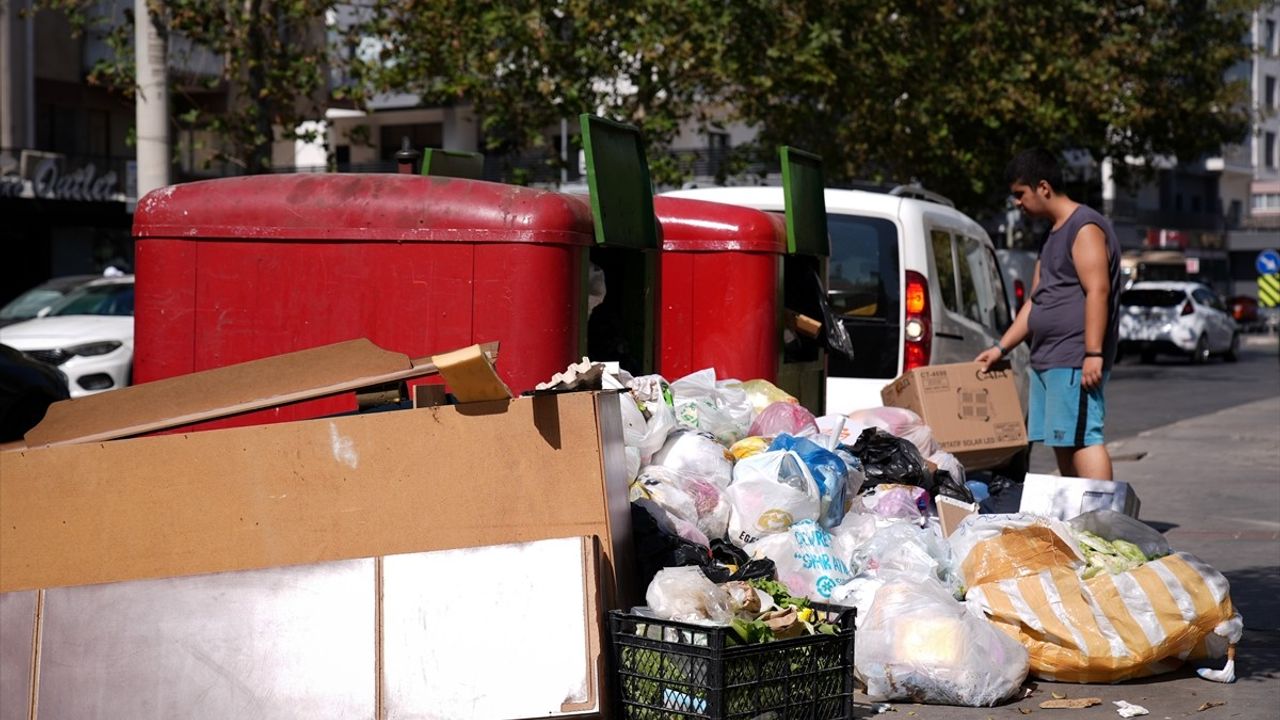 İzmir Karşıyaka'da Çöp Krizi: Tepkiler Büyüyor