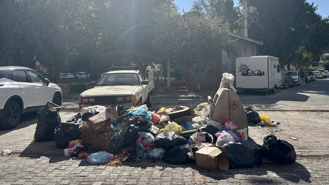 İzmir Karşıyaka'da Çöpler Sorun Yaratıyor
