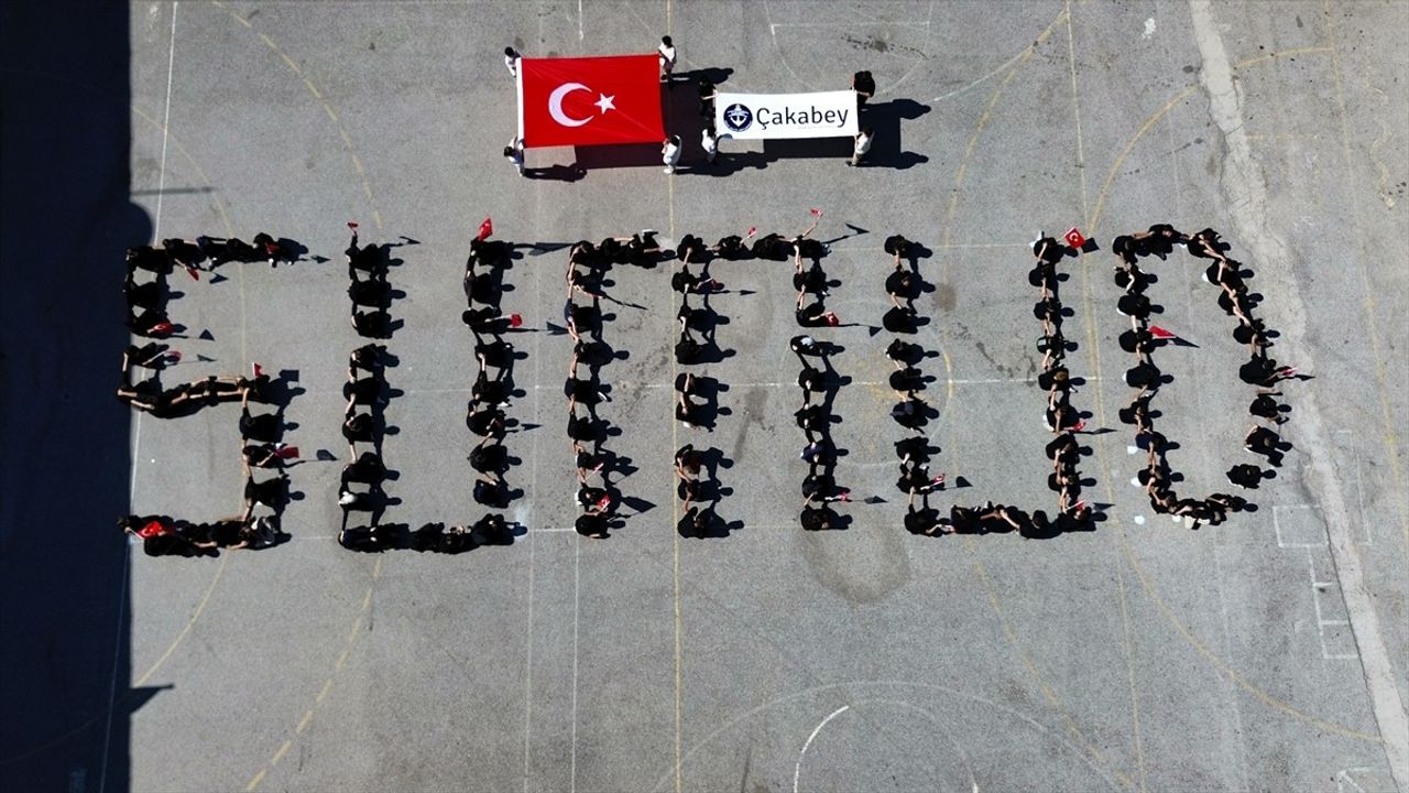 İzmirli Öğrencilerden Küresel Sumud Filosu'na Destek Koreografisi