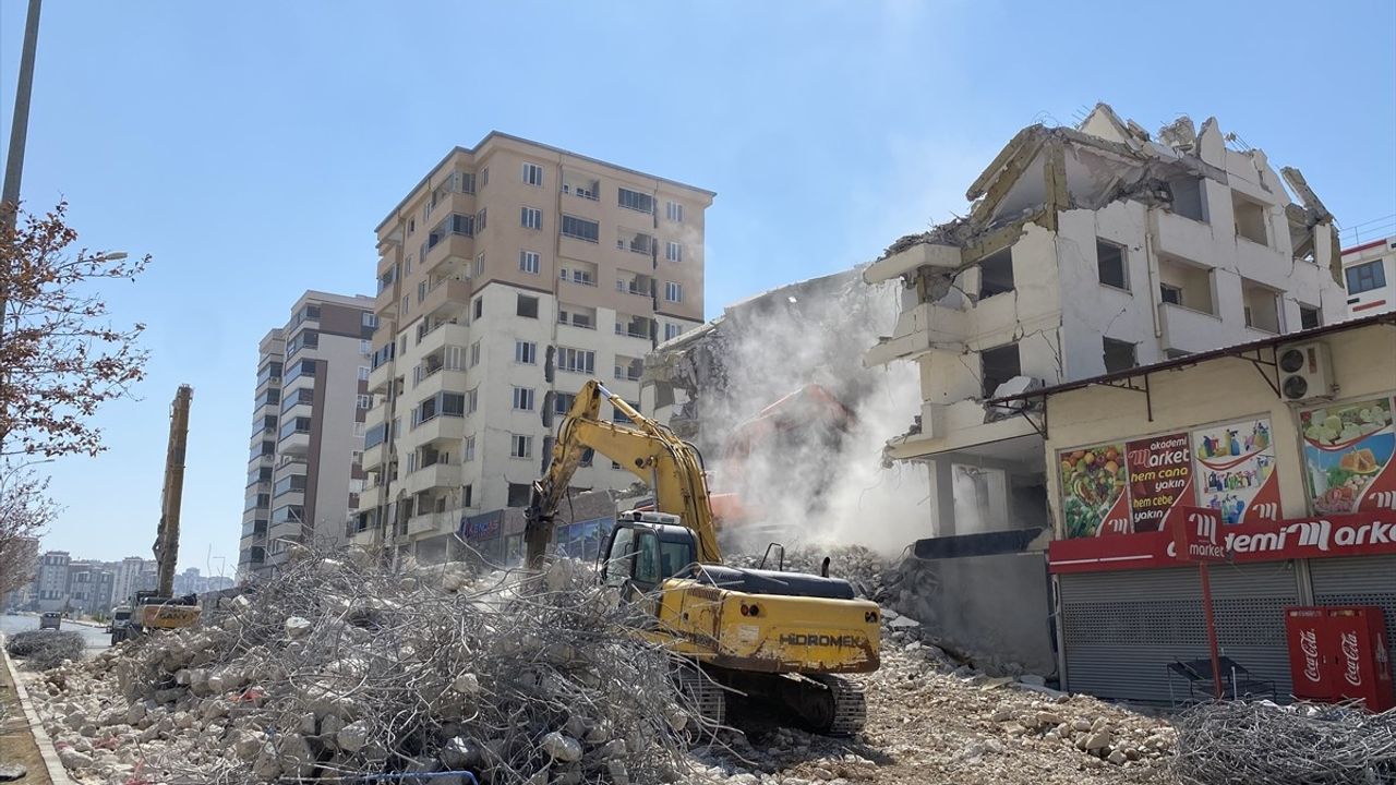 Kahramanmaraş'ta Deprem Sonrası Yıkım Çalışmaları Devam Ediyor