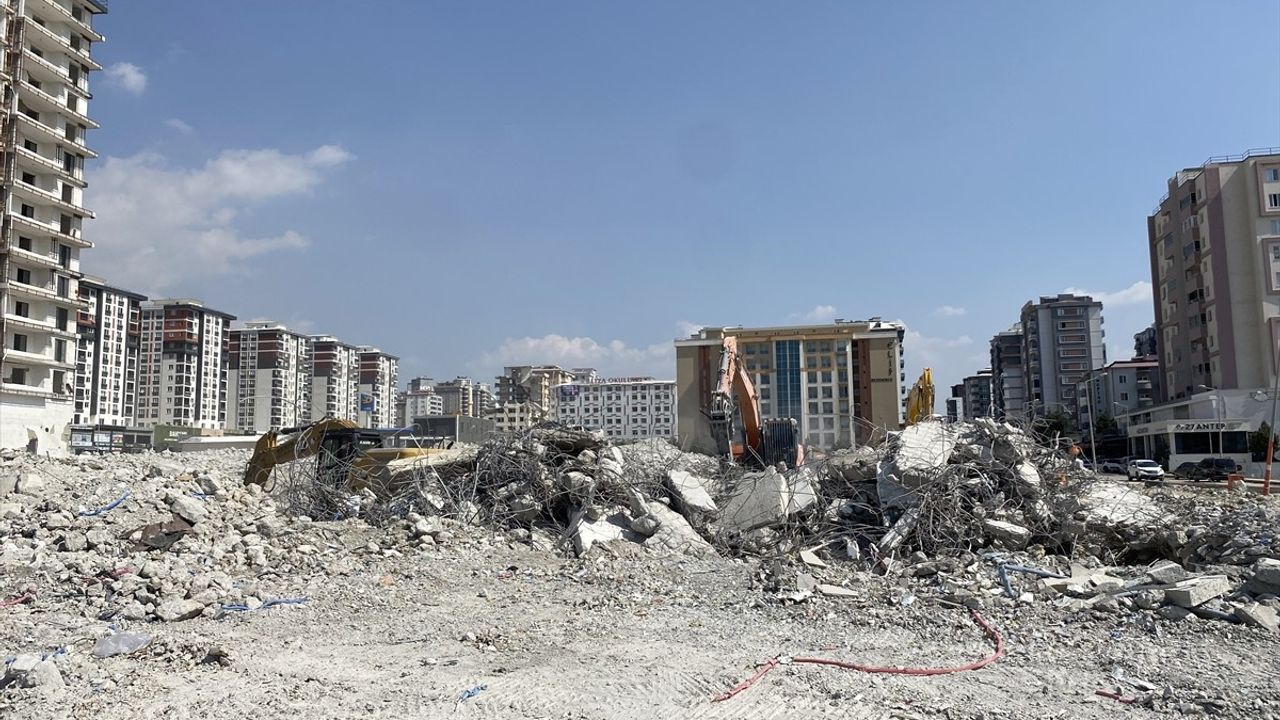 Kahramanmaraş'ta Yıkım Çalışmaları Devam Ediyor