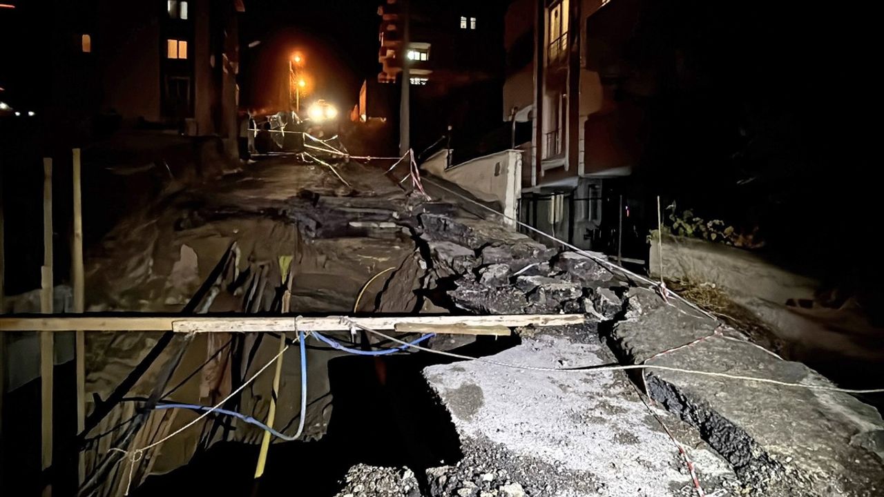 Karabük'teki İnşaat Alanında Yol Çökmesi