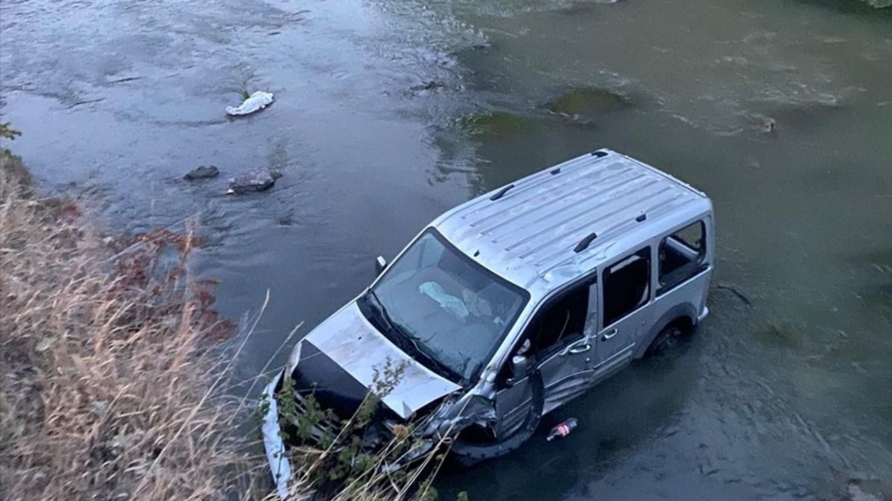 Kars Çayı'na Düşen Araçtan Sürücüsü Kurtarıldı