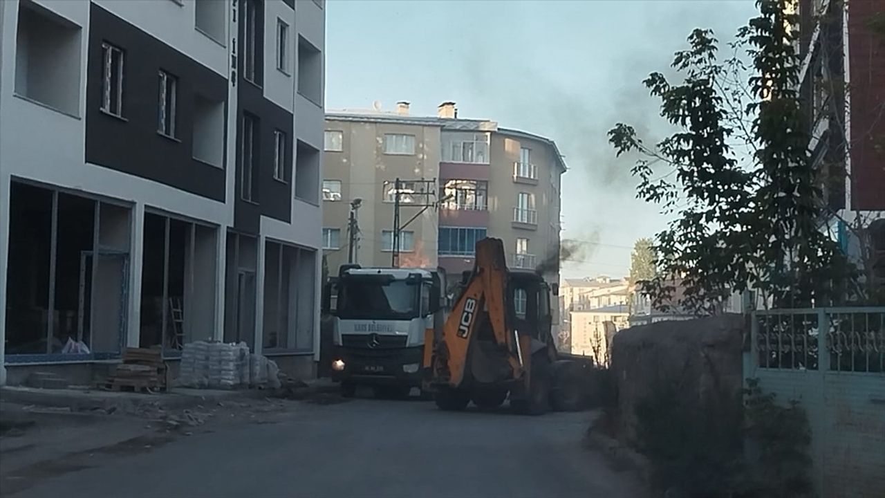 Kars'ta Çöp Kamyonunda Yangın: Kepçe Operatörü Müdahale Etti