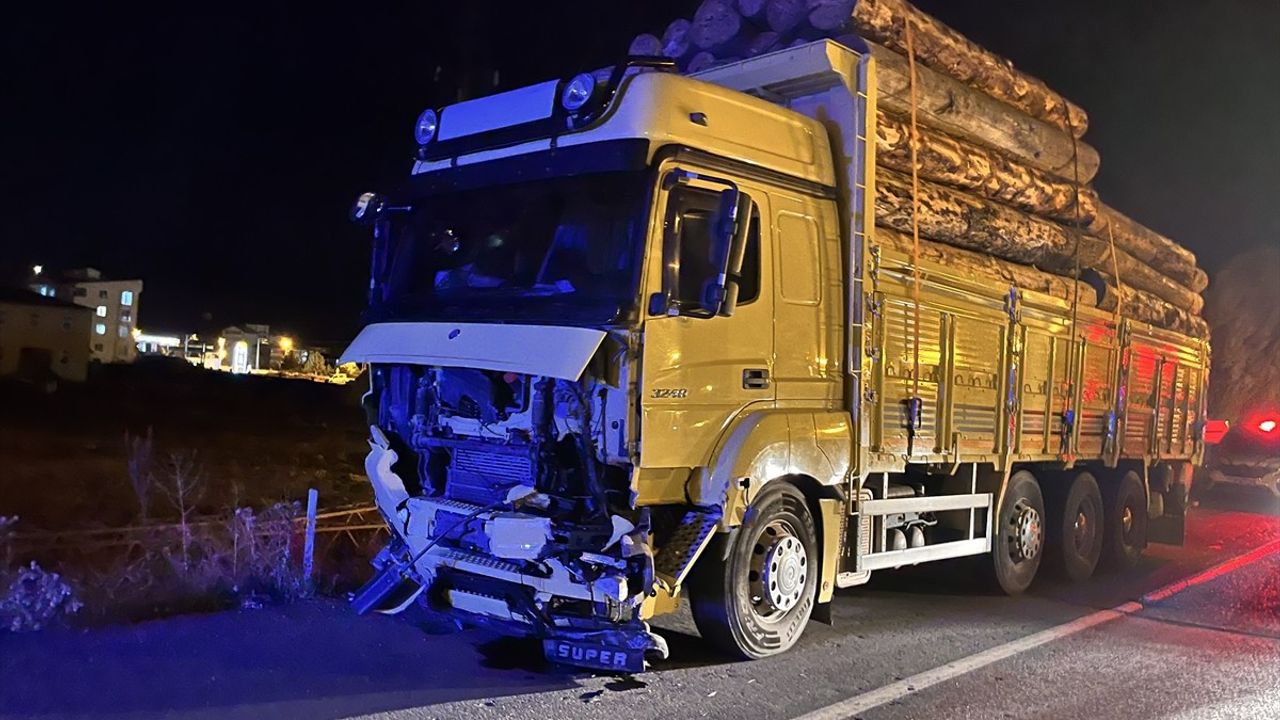 Kars'ta Kamyonla Çarpışan Otomobil Sürücüsü Hayatını Kaybetti