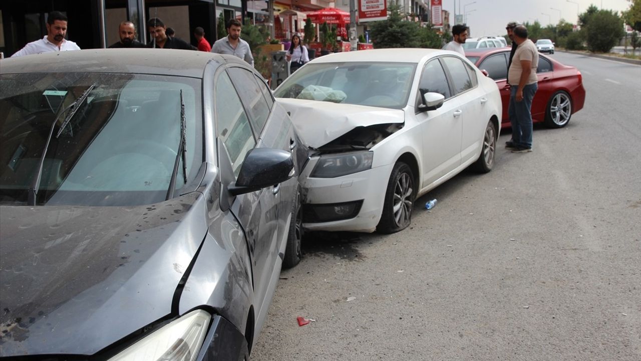 Kars'ta Park Halindeki Araçlara Çarpan Otomobilin Sürücüsü Yaralandı
