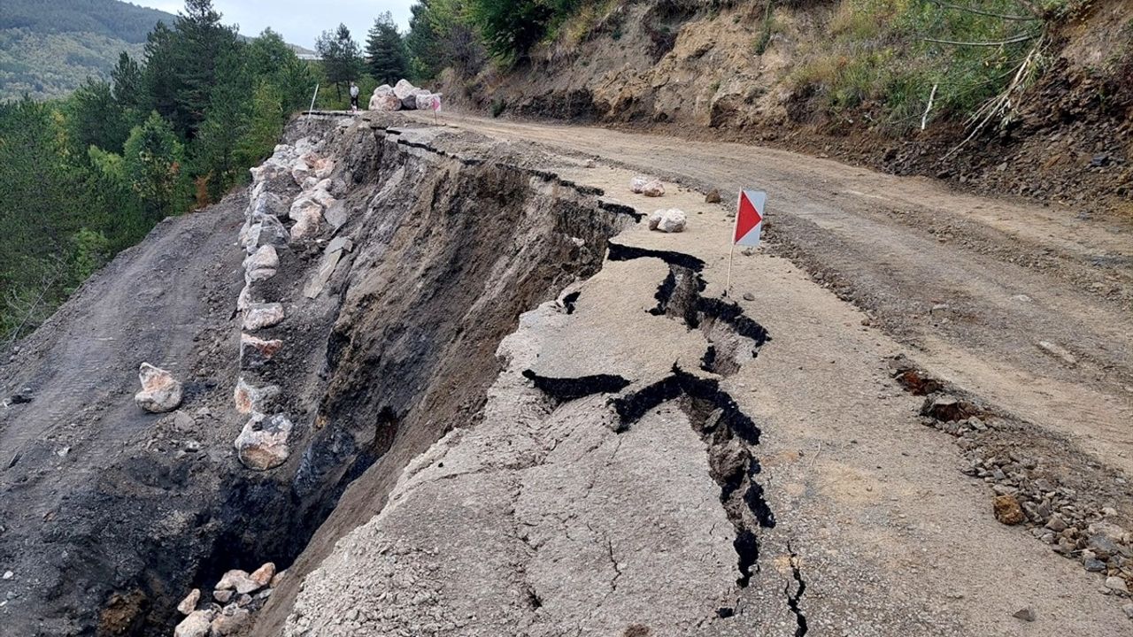 Kastamonu'da Heyelan Nedeniyle Kapanan Yolun Açılması İçin Çalışmalar Başlıyor