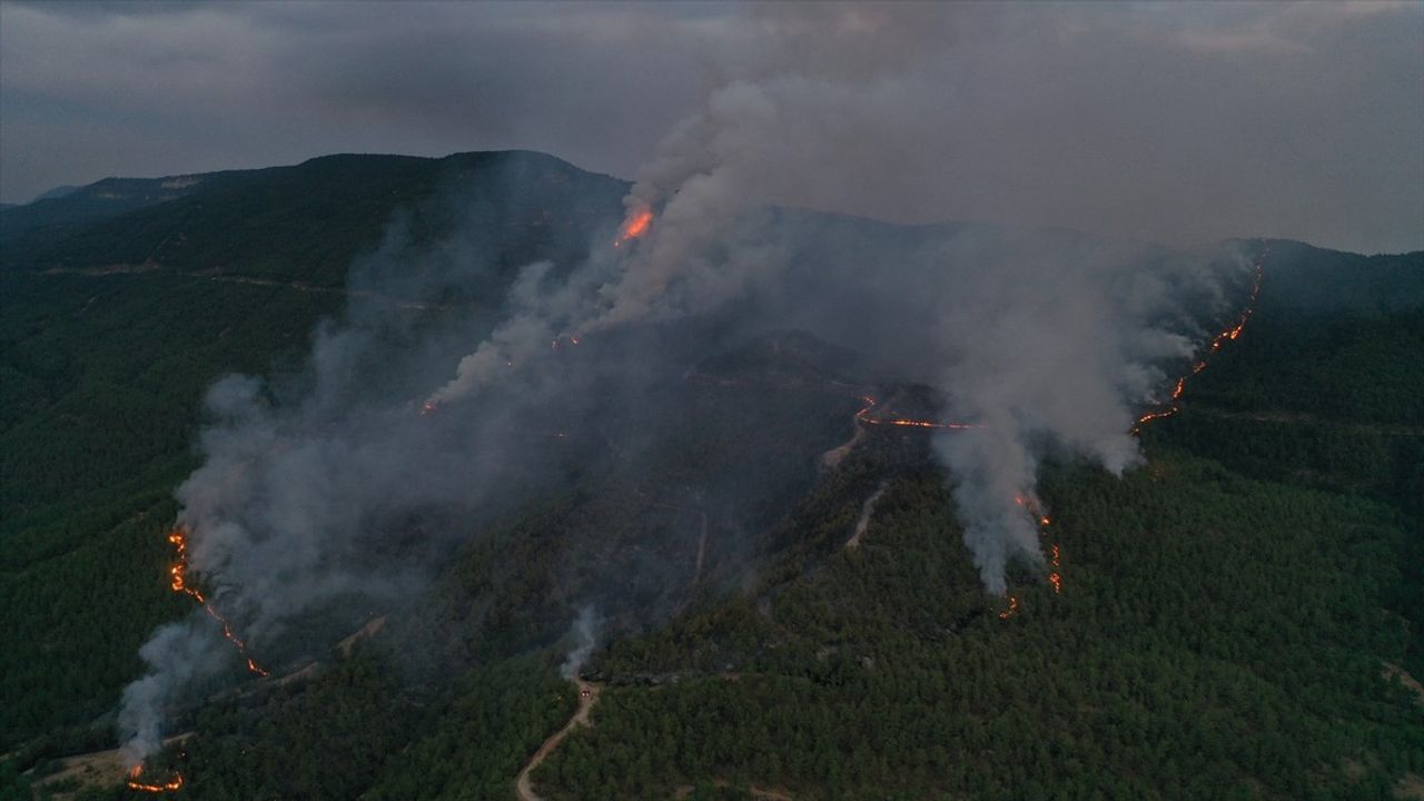 Kastamonu-Karabük Sınırında Yangınla Mücadele Devam Ediyor