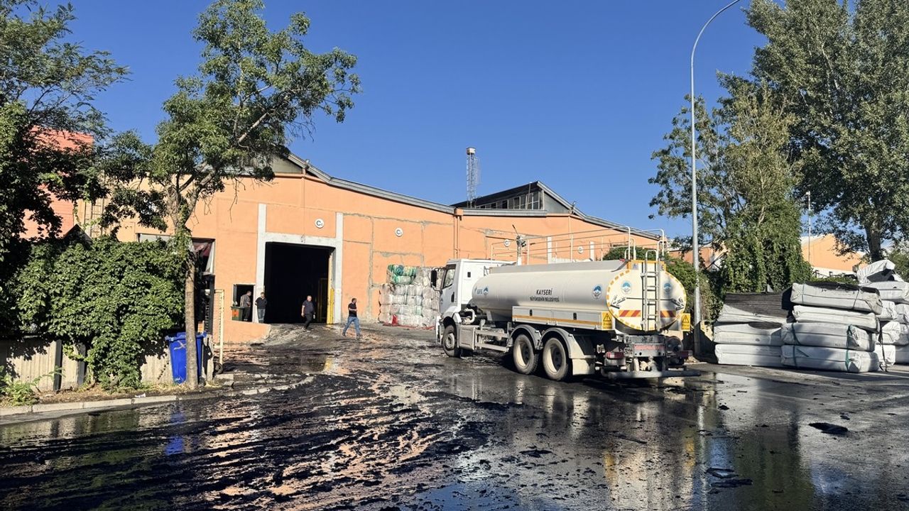 Kayseri'de Keçe Fabrikasındaki Yangın Kontrol Altına Alındı