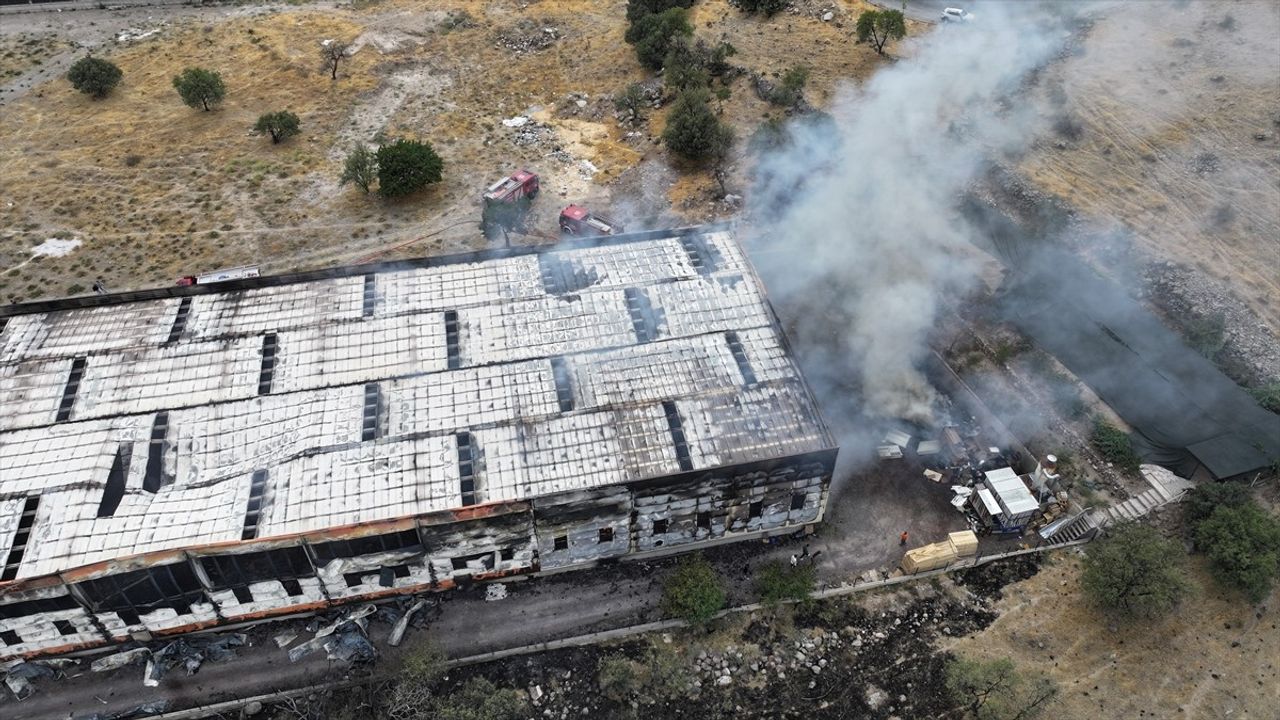 Kayseri'de Mobilya Fabrikasında Yangın Söndürüldü