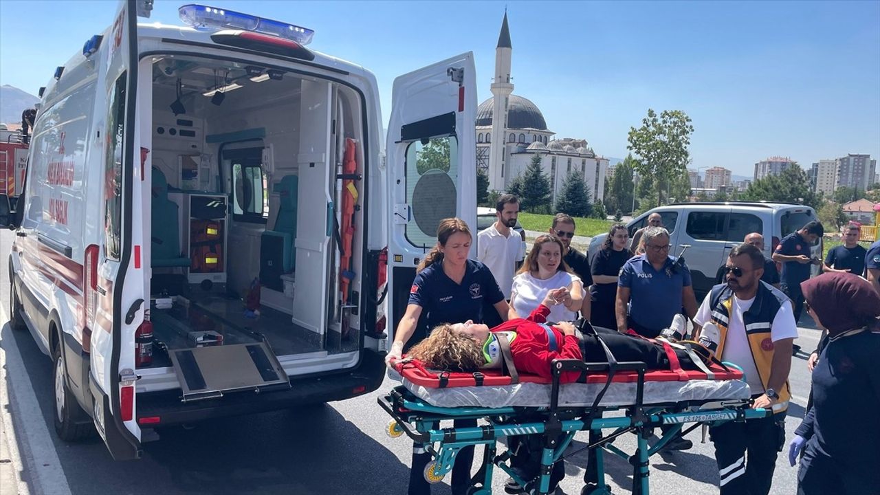 Kayseri'de Su Kanalına Düşen Araçta Sürücü Yaralandı