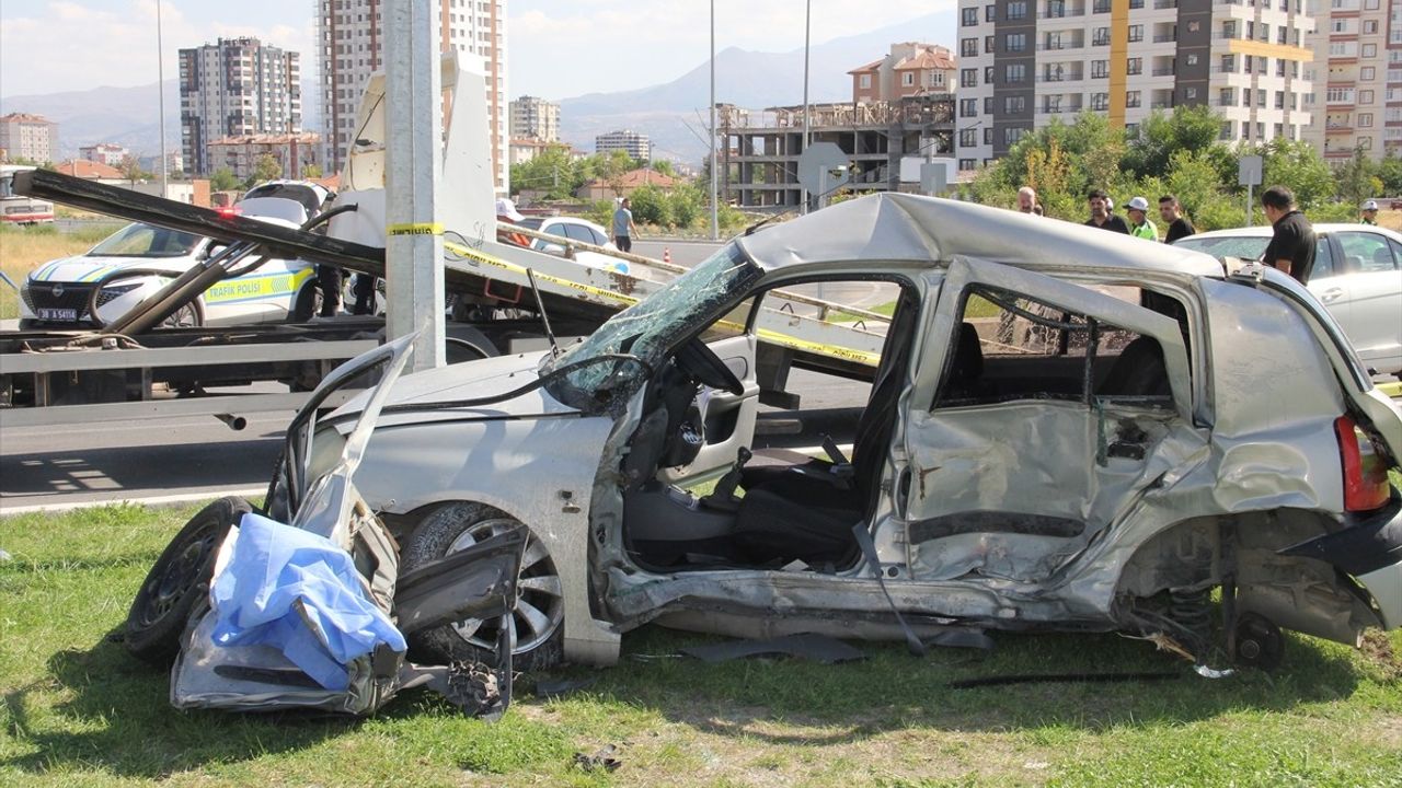 Kayseri'de Trafik Kazası: 3 Ölü, 3 Yaralı