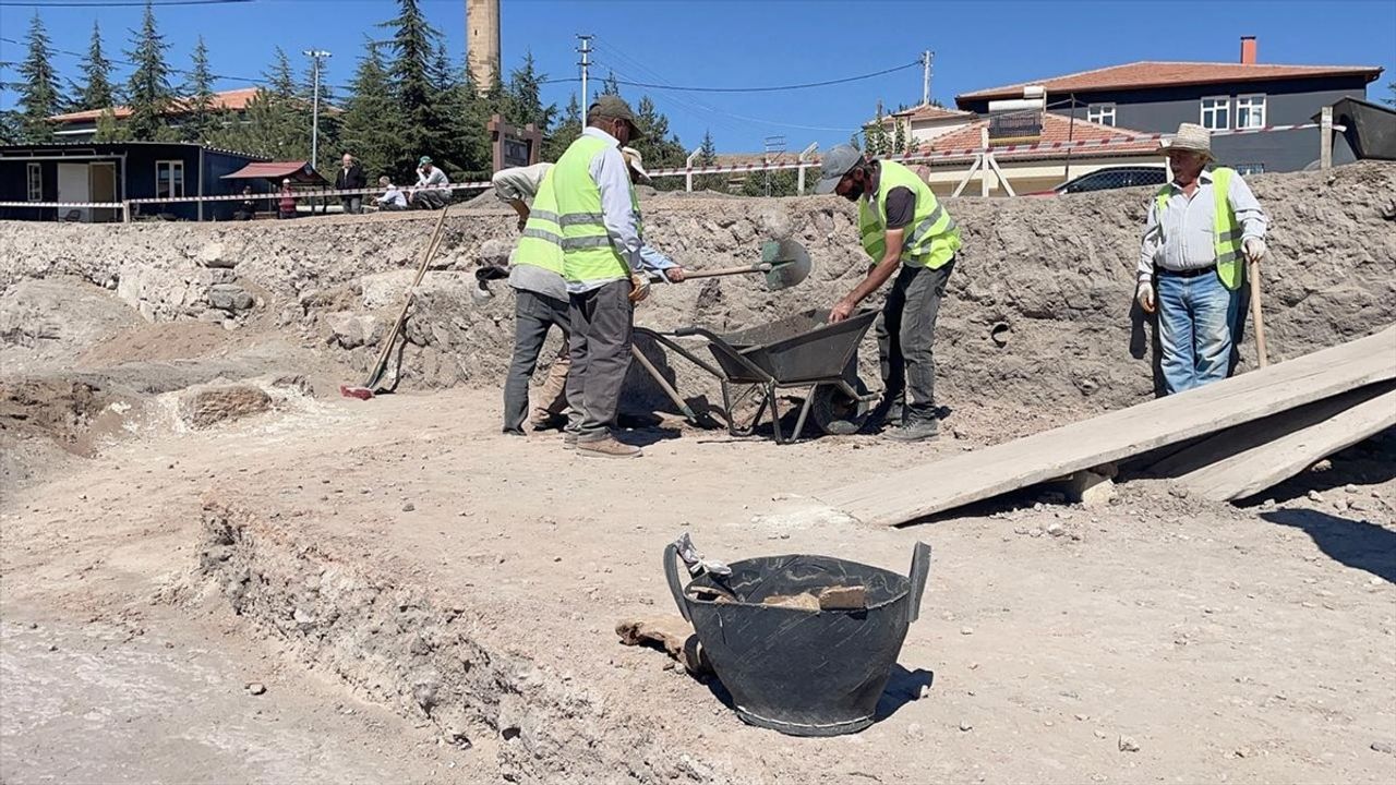 Kayseri'deki Geç Roma Döneminden Kalma Mozaikli Yapıda Mezar Bulundu