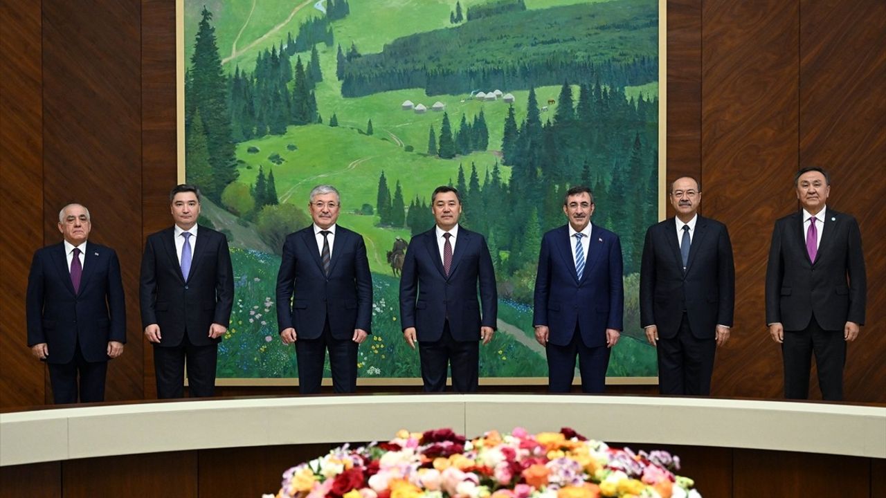 Kırgızistan Cumhurbaşkanı Caparov, TDT Üye Ülkeleri ile Görüştü