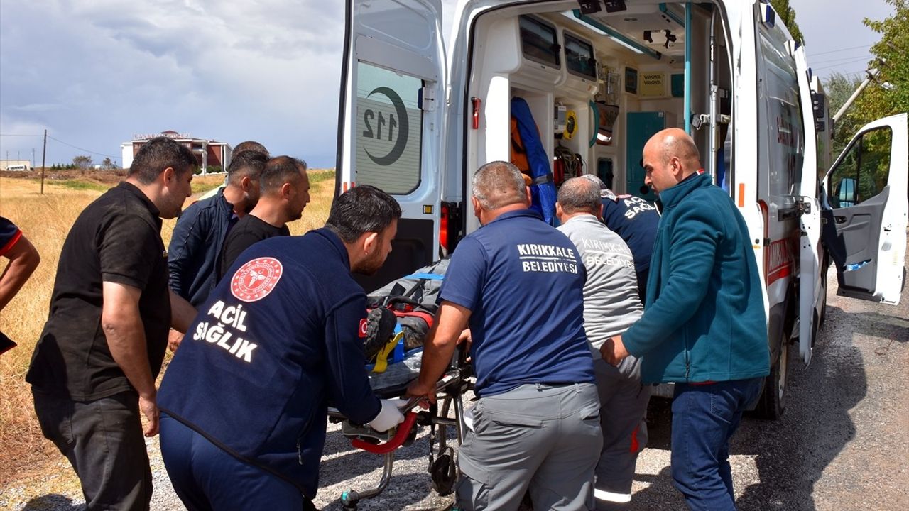 Kırıkkale'de Çöp Kamyonu Elektrik Direğine Çarptı, 2 Görevli Yaralandı