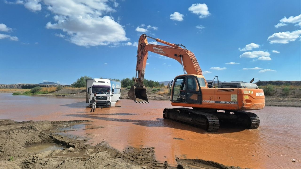 Kızılırmak Nehri'nde Kuma Saplanan Tır İki Gün Sonra Kurtarıldı