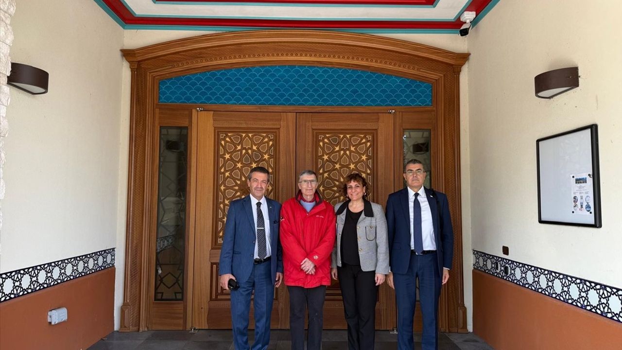 KKTC Dışişleri Bakanı Ertuğruloğlu, Aziz Sancar'a KKTC Kimliğini Takdim Etti