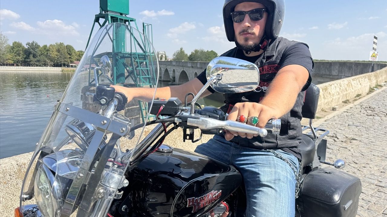 Klasik Motosiklet Tutkusuyla Meslek Sahibi Olan Genç