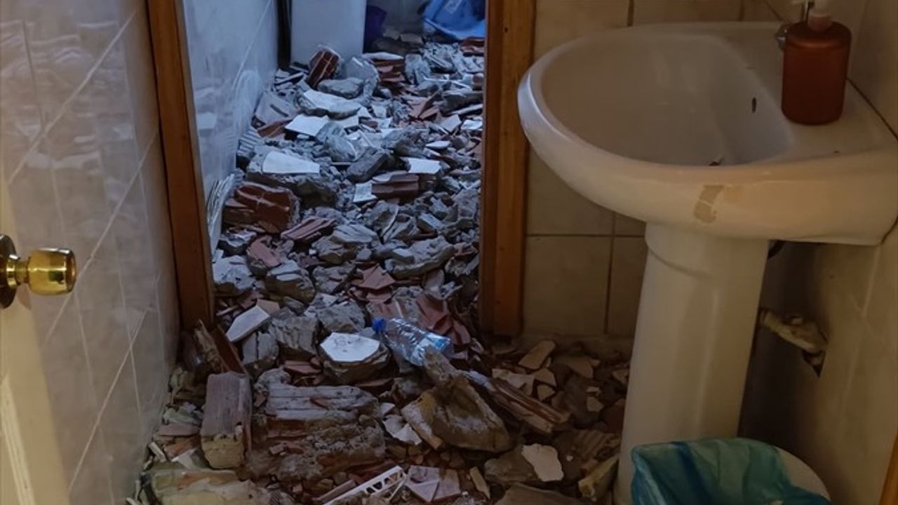 Kocaeli'de Havalandırma Boşluğuna Düşen Kişiyi İtfaiye Kurtardı