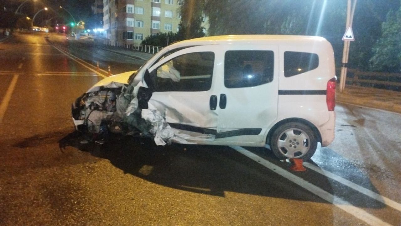 Kocaeli'de Trafik Kazası: İki Yaralı
