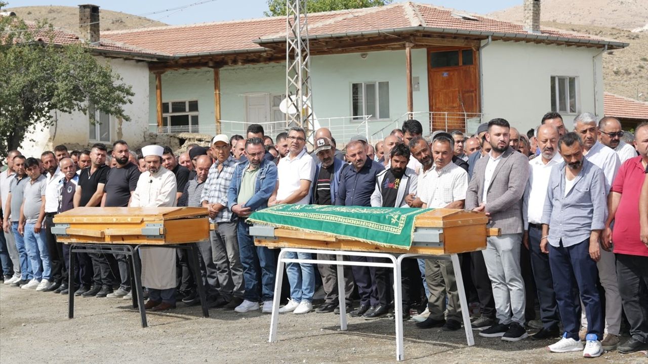 Konya'da İkiz Kardeşlerin Cenazesi Defnedildi