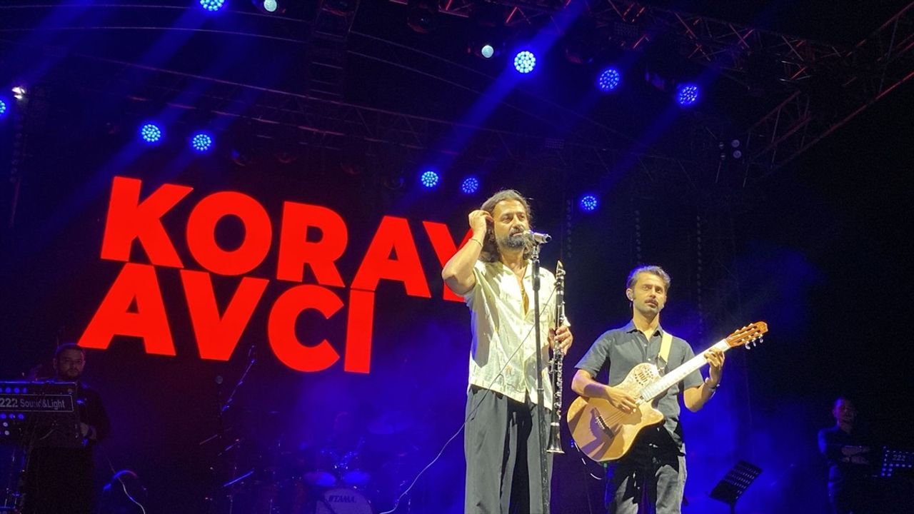 Koray Avcı Bozüyük'te Coşkulu Bir Konser Verdi