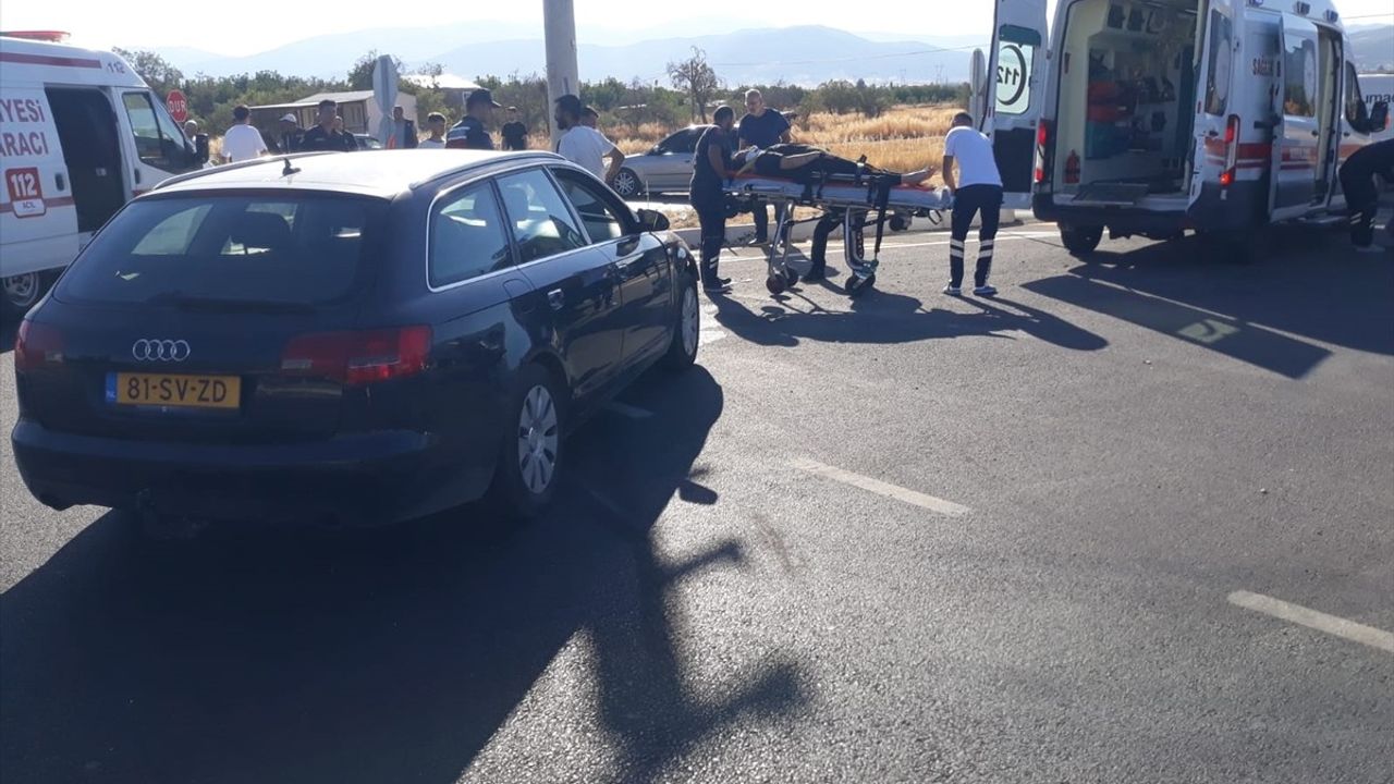 Korkuteli'nde Trafik Kazası: 3 Yaralı