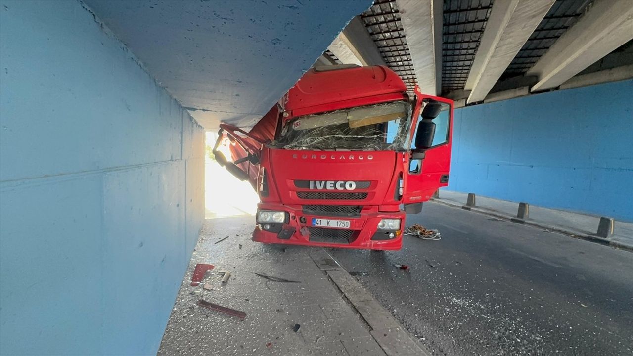 Küçükçekmece'de Kamyon Alt Geçide Çarptı: Yaralı Çocuk