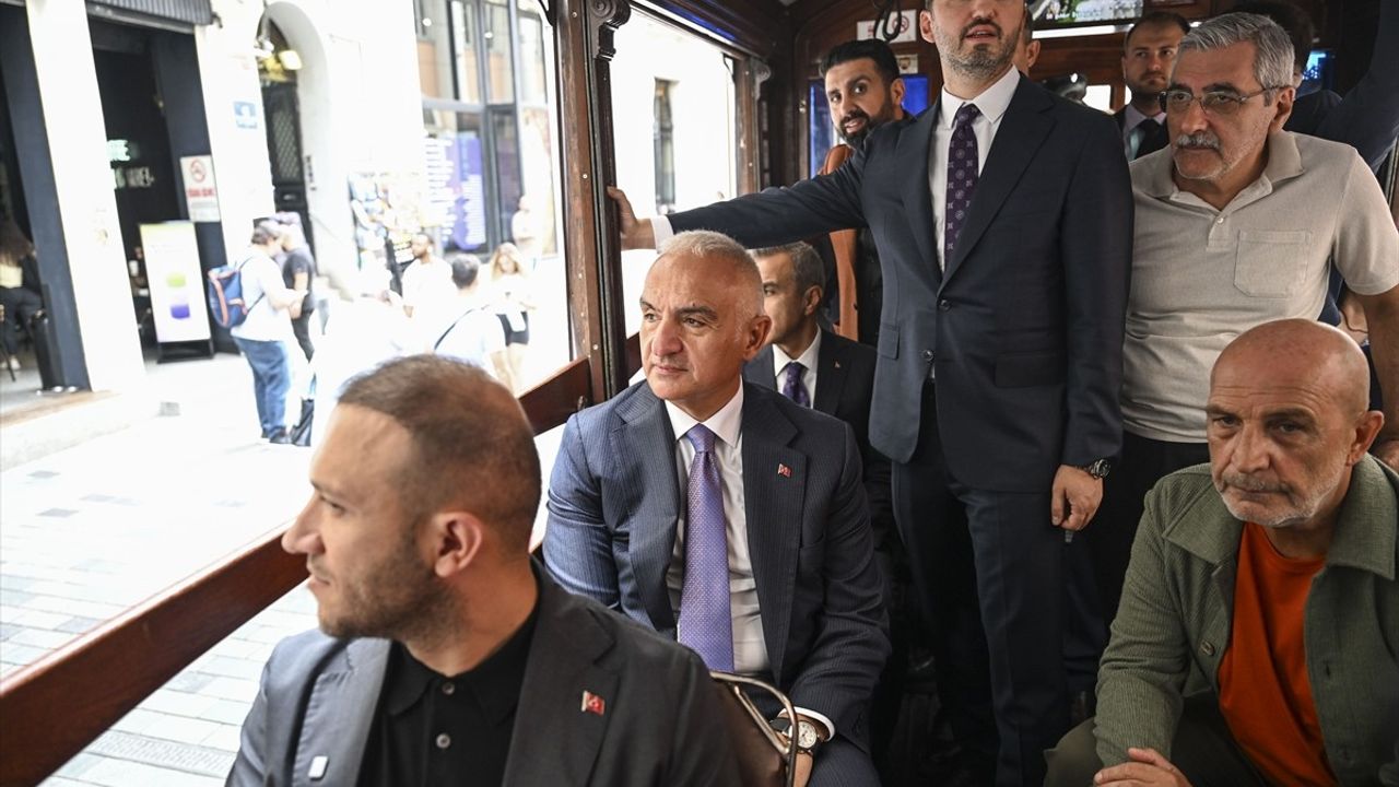 Kültür ve Turizm Bakanı Ersoy'dan Galata'da Esnaf Ziyareti