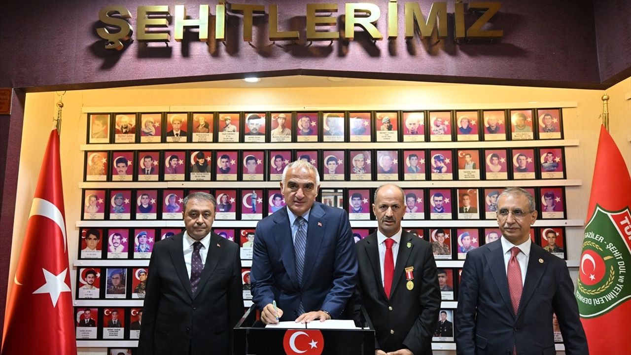 Kültür ve Turizm Bakanı Ersoy'dan Gaziler Günü Ziyareti