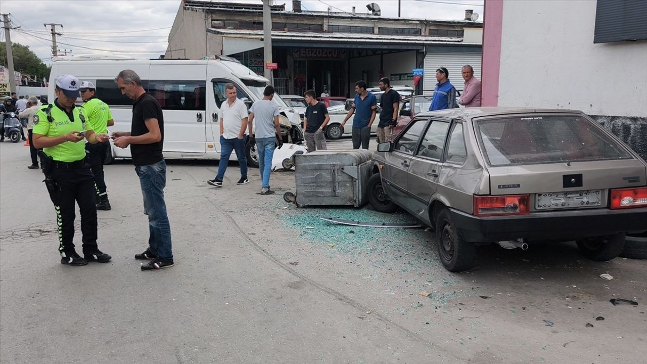 Kütahya'da Öğrenci Servisiyle Minibüs Çarpıştı