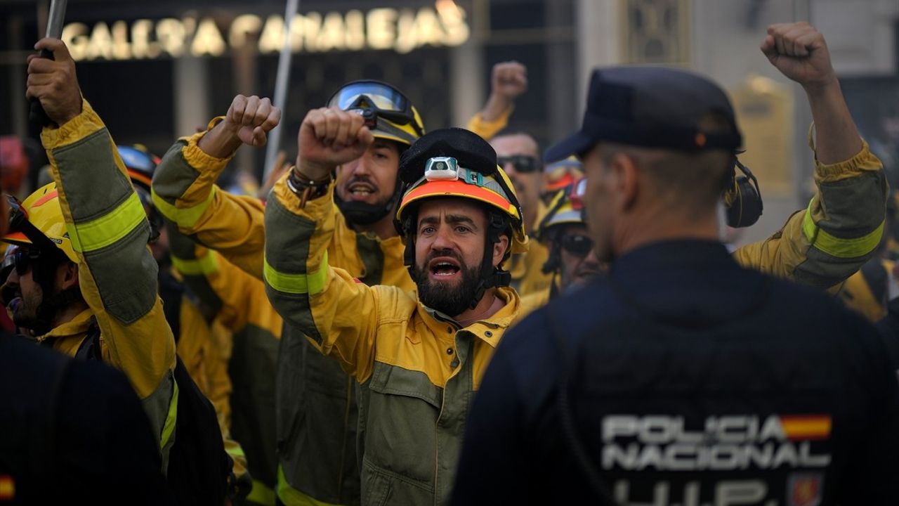 Madrid'de Orman İtfaiyecileri Protesto Düzenledi