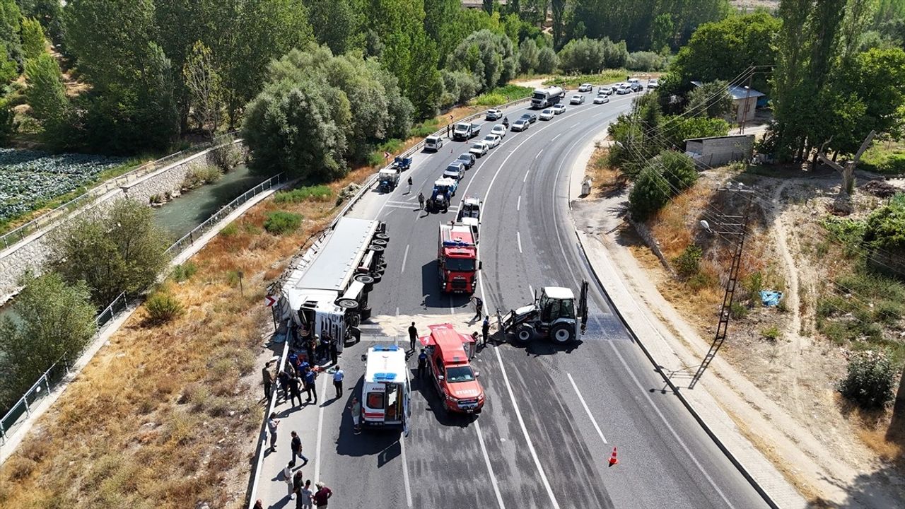 Malatya'da Ambulans Helikopter Tır Sürücüsünü Kurtardı