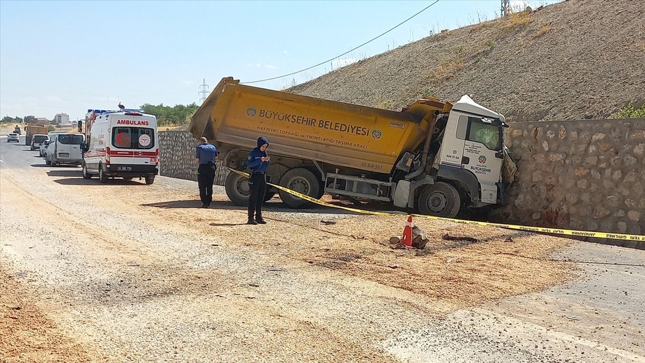 Malatya'da Kamyon Kazası: Sürücü Hayatını Kaybetti