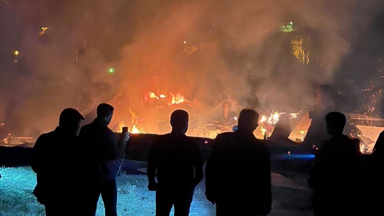 Malatya'da Yangın Felaketi: 3 Ev Kül Oldu