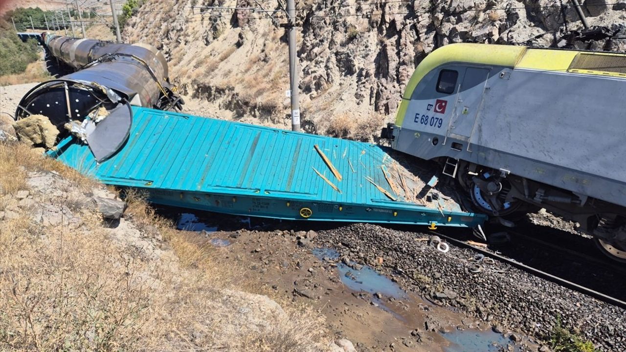 Malatya'da Yük Treni Çarpışması: Makinist Yaralandı