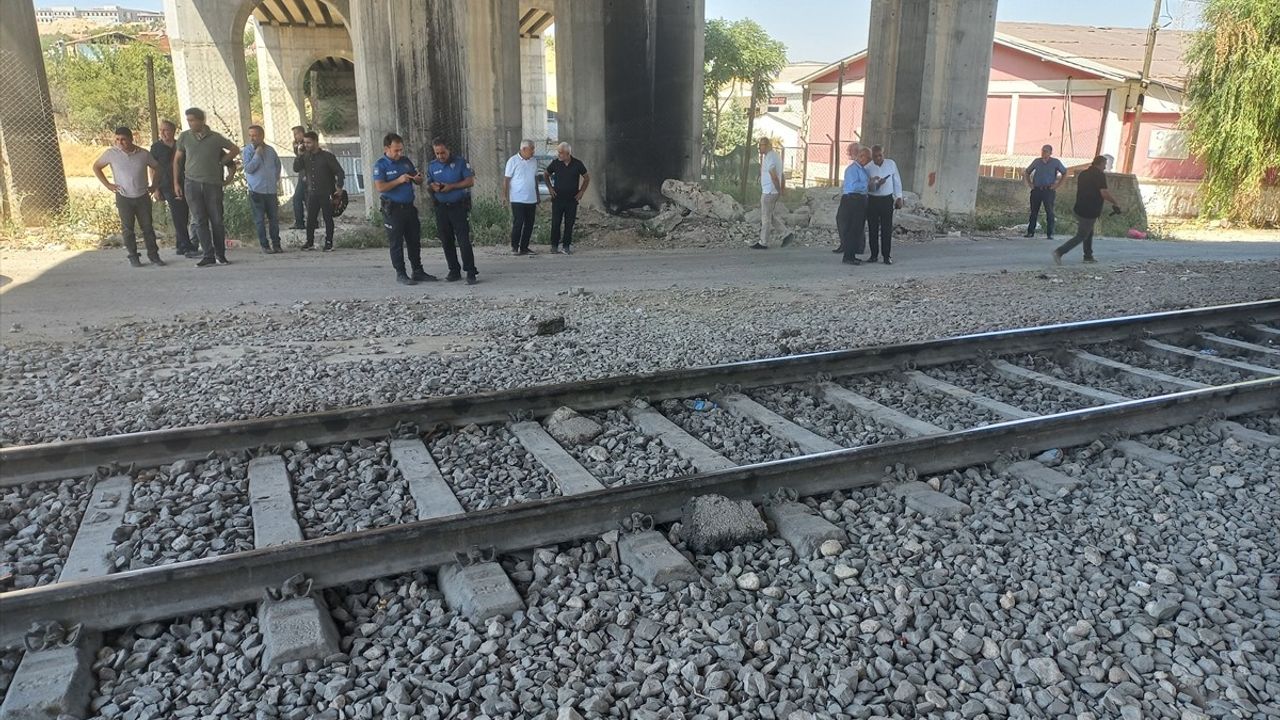Malatya'da Yük Treni Otomobile Çarptı, Sürücü Ağır Yaralı