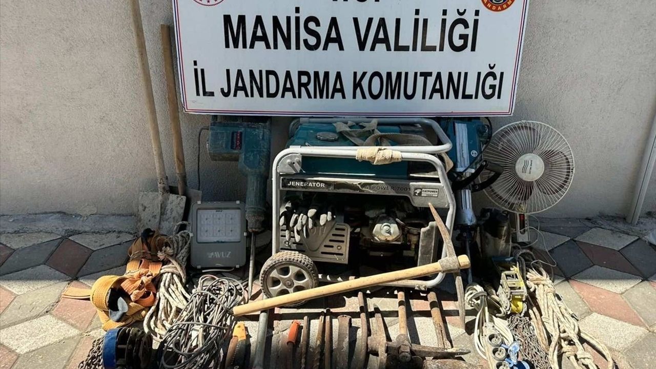 Manisa'da Kaçak Kazı Operasyonu: 10 Şüpheli Suçüstü Yakalandı