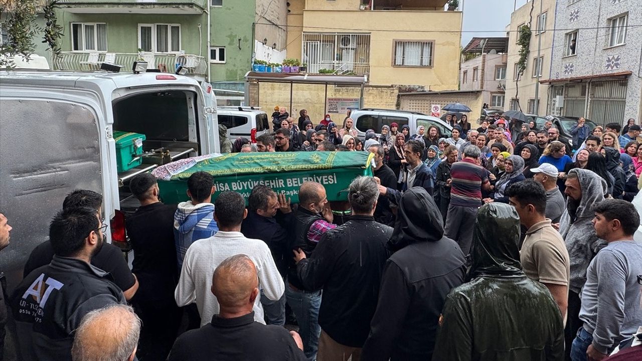 Manisa'da Otomobil-Pikap Çarpışması: 5 Ölü, 6 Yaralı