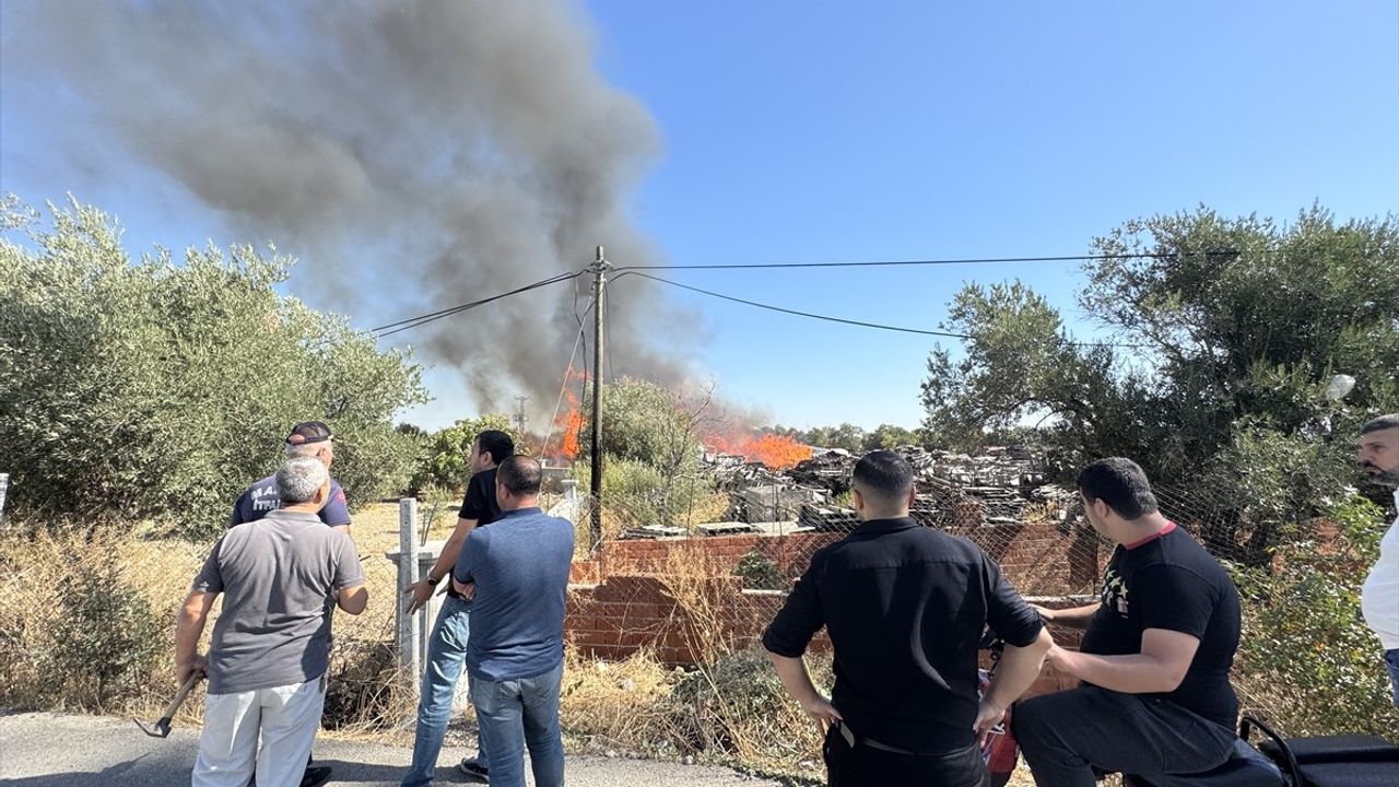 Manisa'da Palet Fabrikasında Yangın Kontrol Altına Alındı