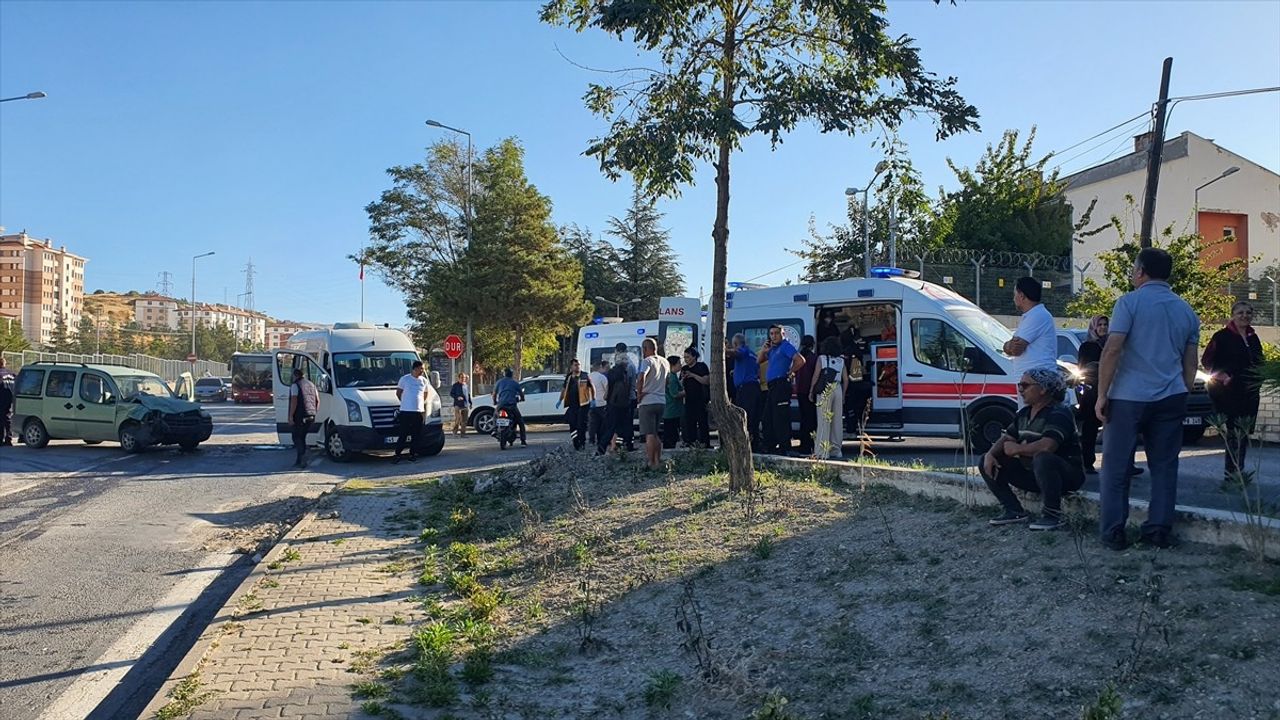 Manisa'da Trafik Kazası: 9 Yaralı