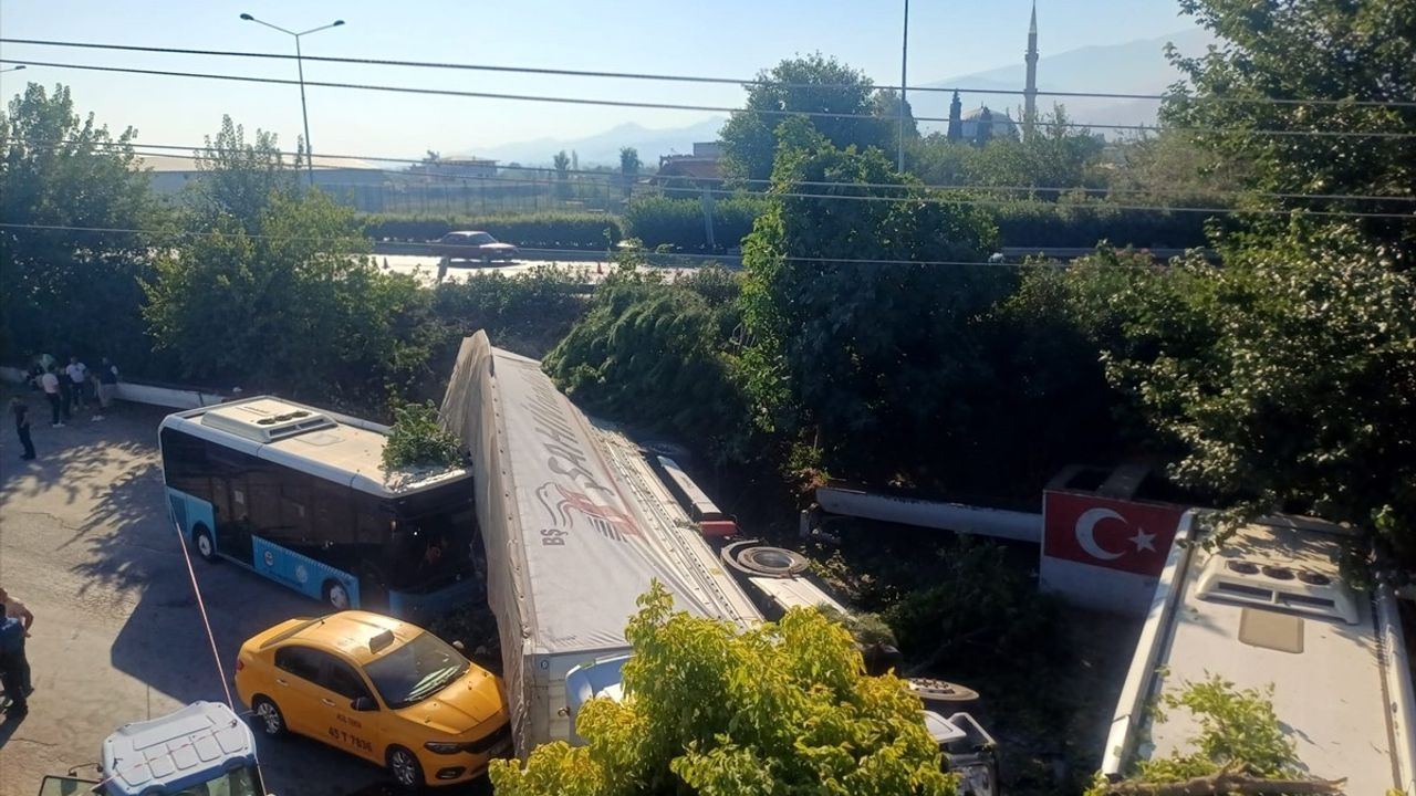 Manisa'da Trafik Kazasında Polis Memuru Hayatını Kaybetti