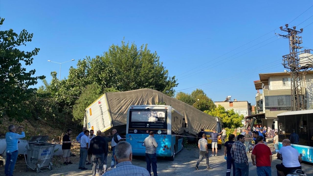 Manisa'da Zincirleme Trafik Kazası: 1 Ölü, 2 Yaralı