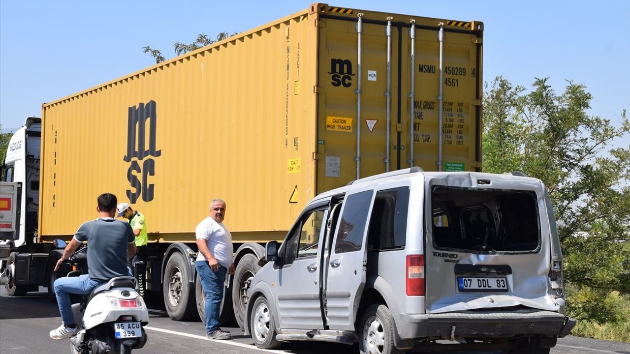 Manisa'da Zincirleme Trafik Kazası: 6 Yaralı