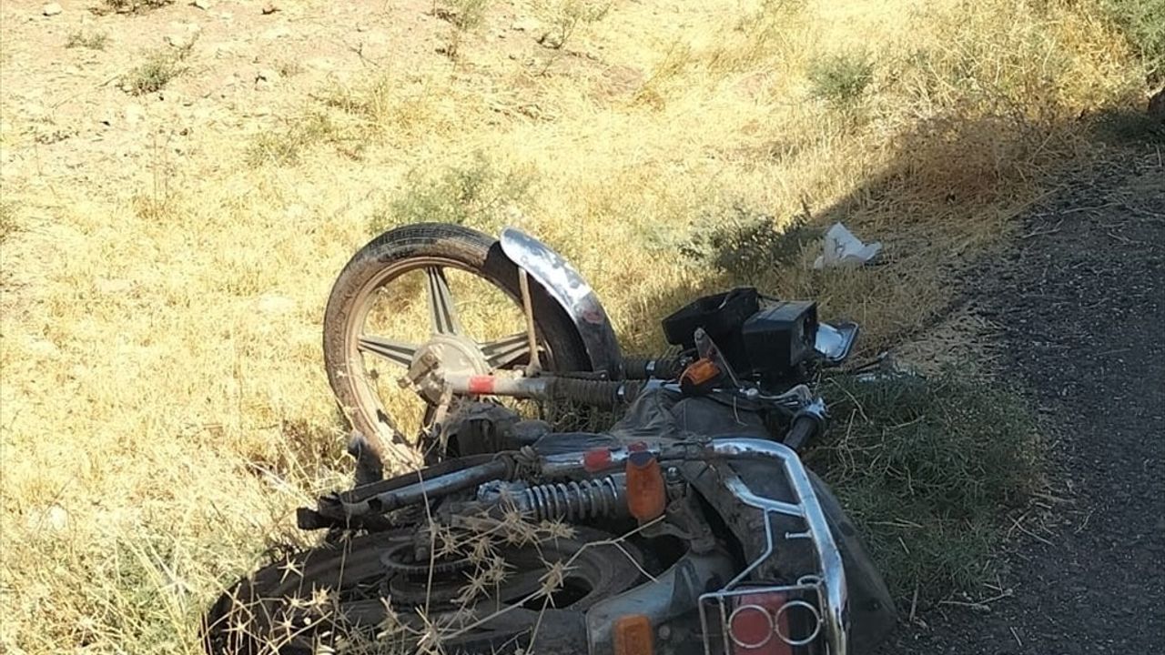 Mardin'de Motosiklet İle Hafif Ticari Araç Çarpıştı: 4 Yaralı