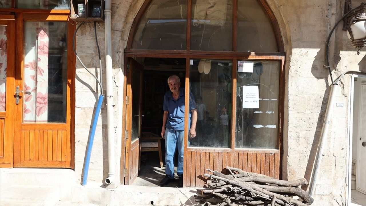Mardin'in Savur İlçesinde 50 Yıllık Ayakkabı Ustası Orhan Kurt